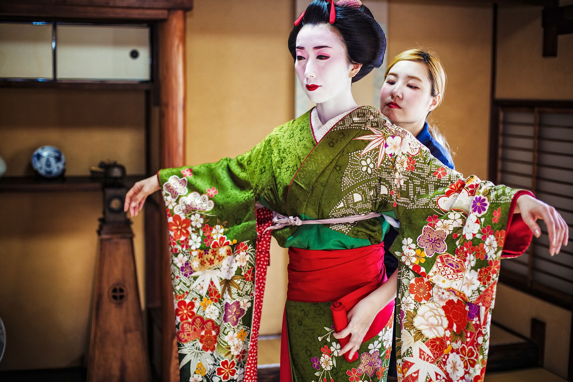 Geisha wird mit ihrem Kimono angekleidet.ff