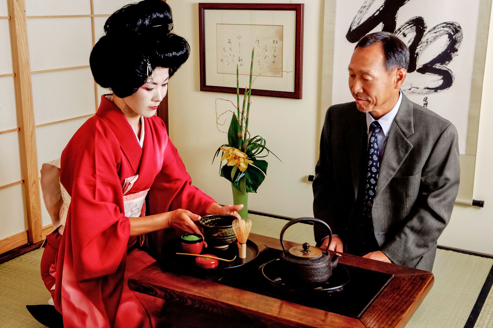 Geisha mit Kunde bei der Tee-Zeremonie.