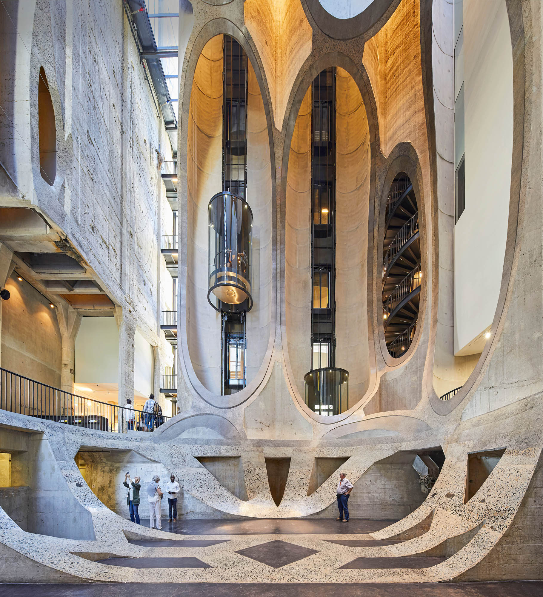 Das Zeitz MOCAA hat etwas von einem Sakralbau, der manche Besucher ein wenig an das Innere von Gaudís La Sagrada Família in Barcelona erinnert.